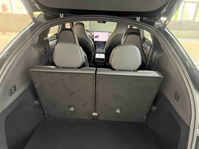 Tesla Model Y L — Фото автомобиля 9