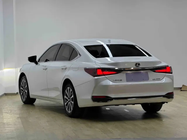 Lexus ES — Фото автомобиля 27