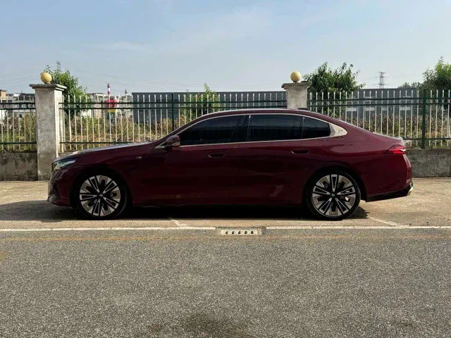 BMW 5 Series — Фото автомобиля 3
