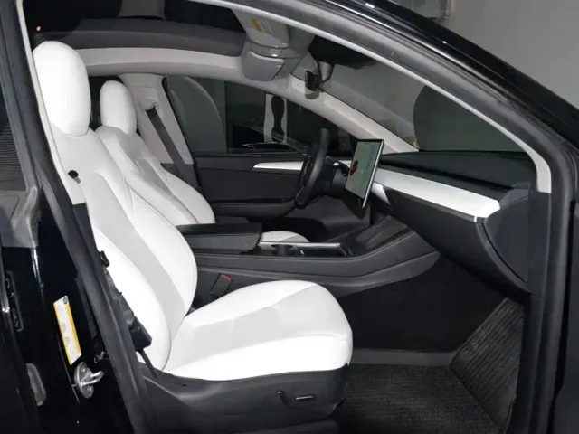 Tesla Model Y — Фото автомобиля 17