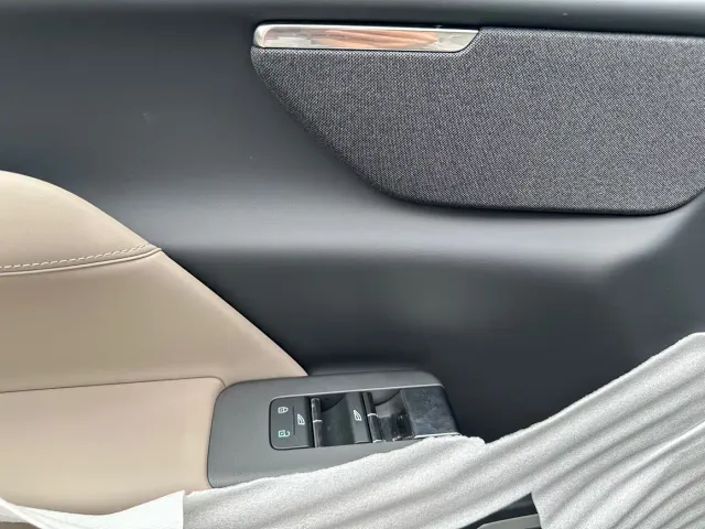 Volvo XC70 Plug-in Hybrid — Фото автомобиля 14