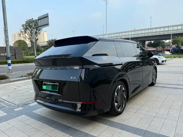 Xpeng X9 — Фото автомобиля 16
