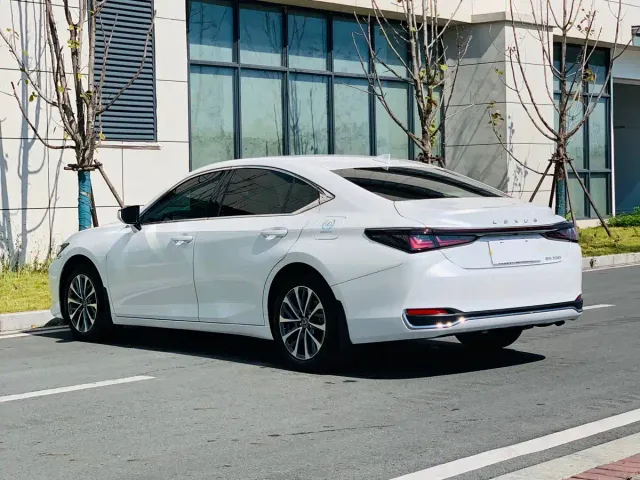 Lexus ES — Фото автомобиля 6