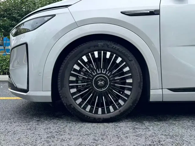 Xpeng X9 — Фото автомобиля 24