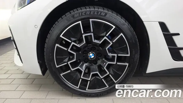BMW i4 — Фото автомобиля 5