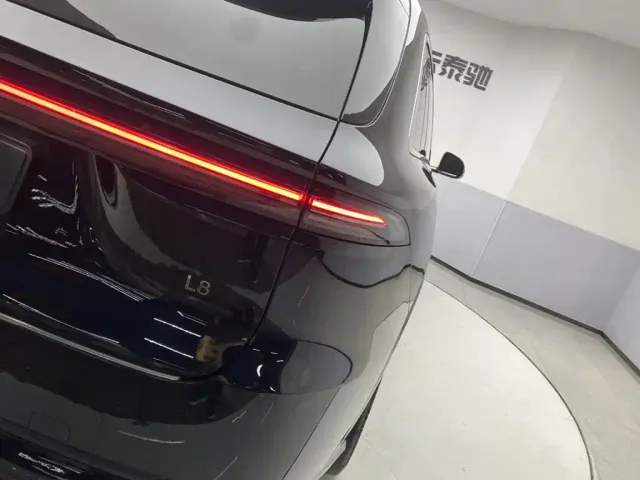 Li Auto L8 — Фото автомобиля 10