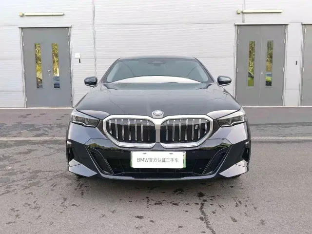 BMW i5 — Фото автомобиля 2