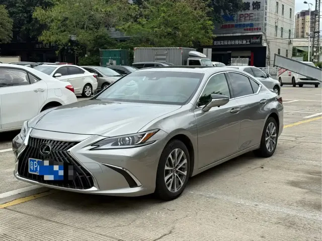 Фотография автомобиля — Lexus ES