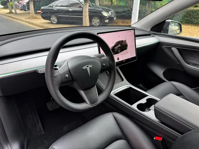 Tesla Model Y — Фото автомобиля 8