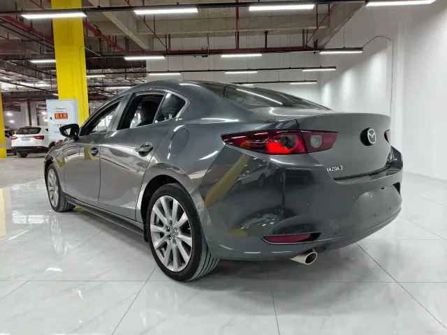 Mazda Axela — Фото автомобиля 8