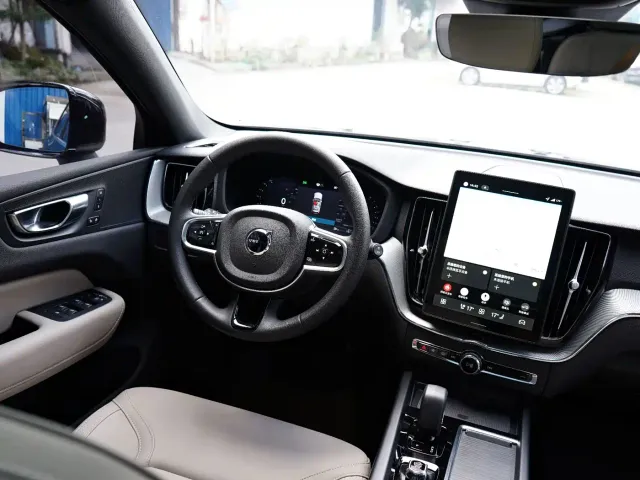 Volvo XC60 — Фото автомобиля 10
