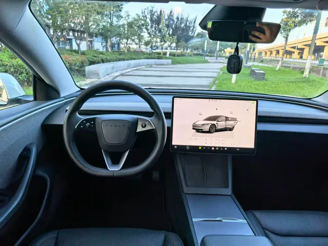 Tesla Model 3 — Фото автомобиля 16
