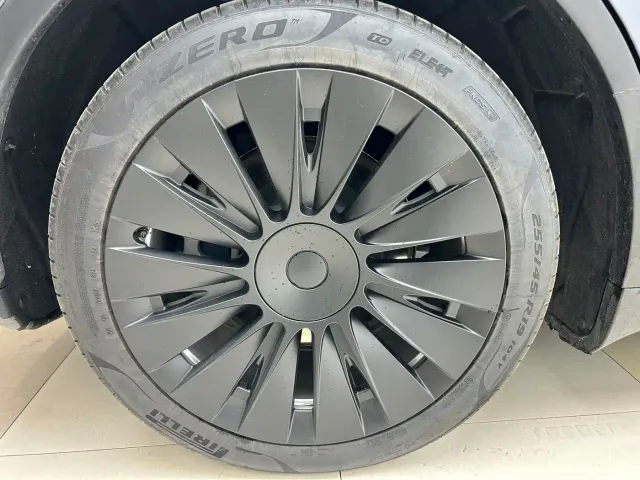 Tesla Model Y — Фото автомобиля 12