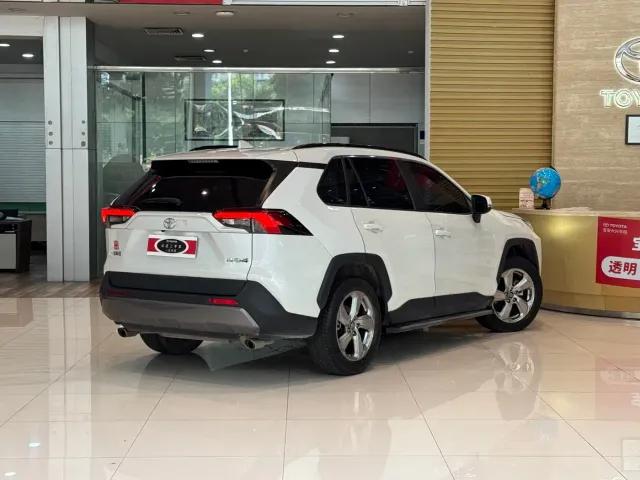 Toyota RAV4 — Фото автомобиля 2