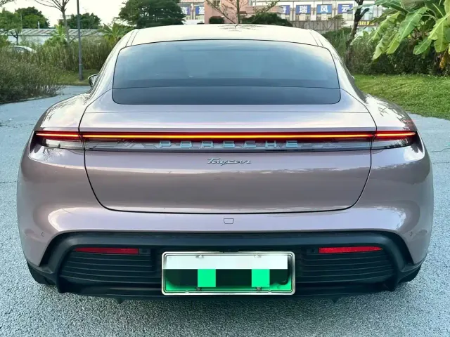 Porsche Taycan — Фото автомобиля 6
