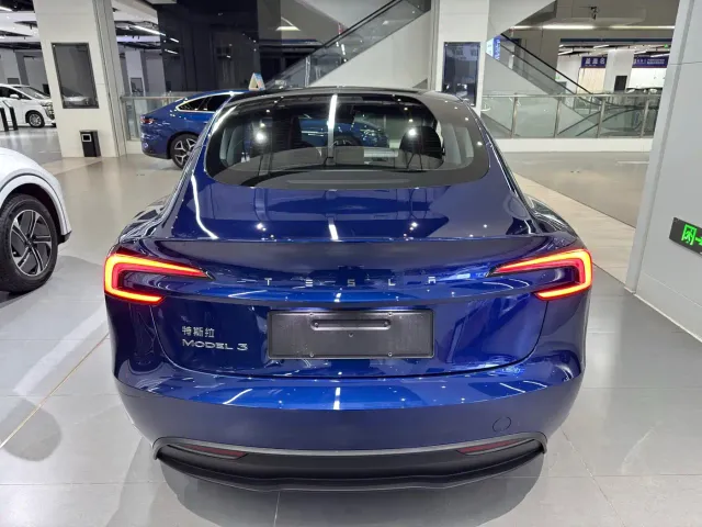 Tesla Model 3 — Фото автомобиля 5