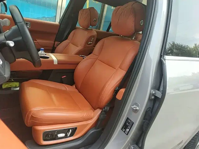 Li Auto L8 — Фото автомобиля 14