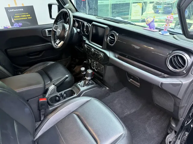 Jeep Wrangler — Фото автомобиля 15