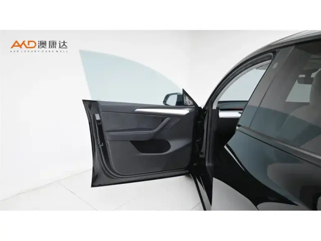 Tesla Model Y — Фото автомобиля 10