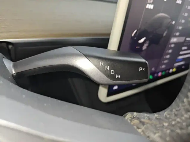 Tesla Model Y — Фото автомобиля 13