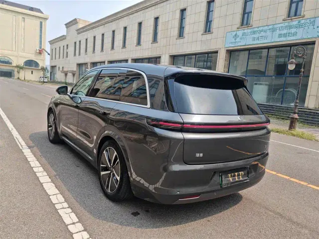 Li Auto L8 — Фото автомобиля 17