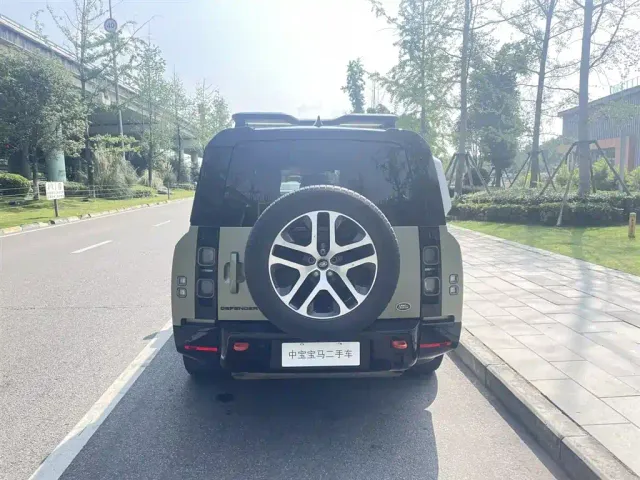 Land Rover Defender — Фото автомобиля 10