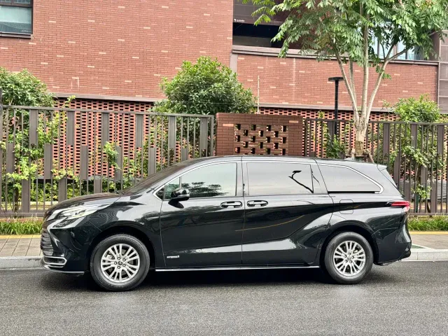 Toyota Sienna — Фото автомобиля 5