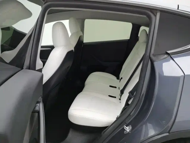 Tesla Model Y — Фото автомобиля 15