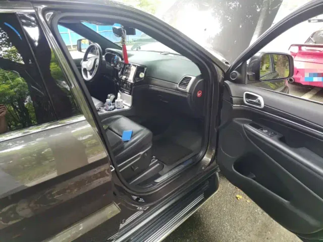 Jeep Grand Cherokee — Фото автомобиля 19