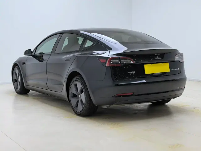 Tesla Model 3 — Фото автомобиля 9
