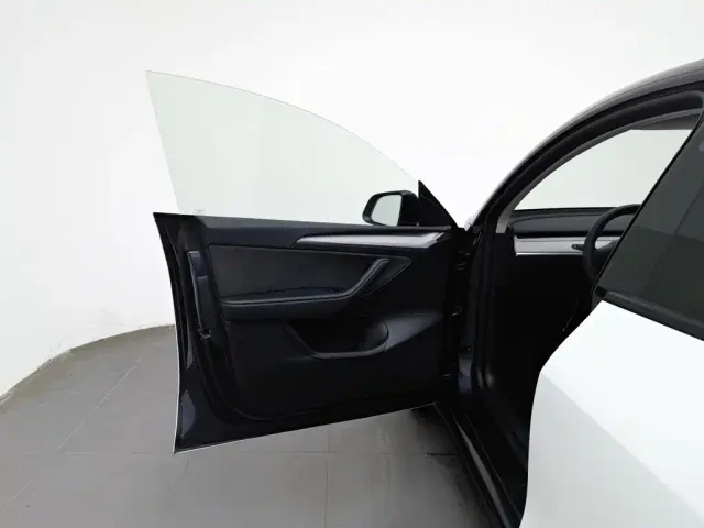 Tesla Model Y — Фото автомобиля 8
