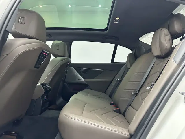 BMW 5 Series — Фото автомобиля 11