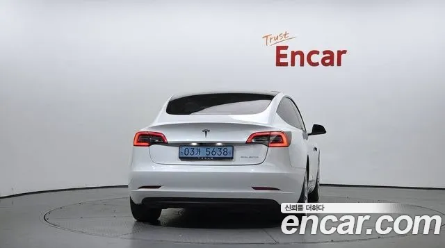 Tesla Model 3 — Фото автомобиля 4