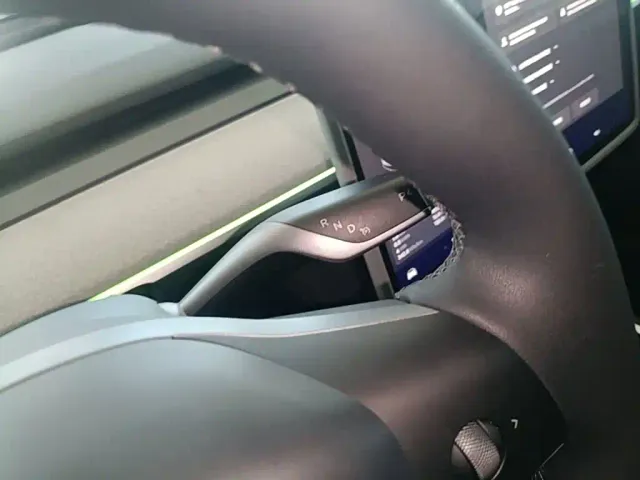 Tesla Model Y — Фото автомобиля 13