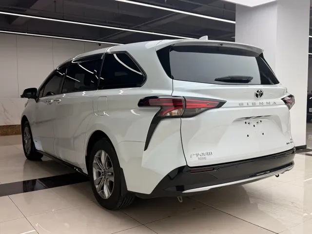 Toyota Sienna — Фото автомобиля 21