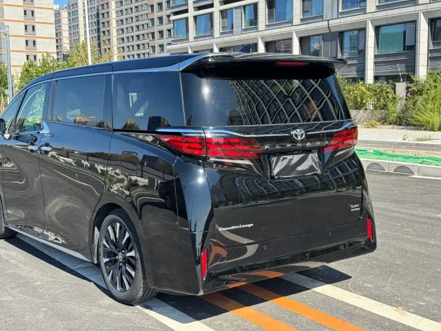 Toyota Alphard — Фото автомобиля 4