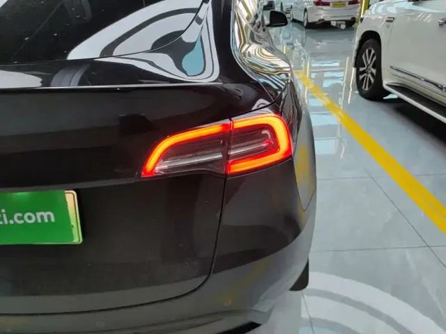 Tesla Model Y — Фото автомобиля 7