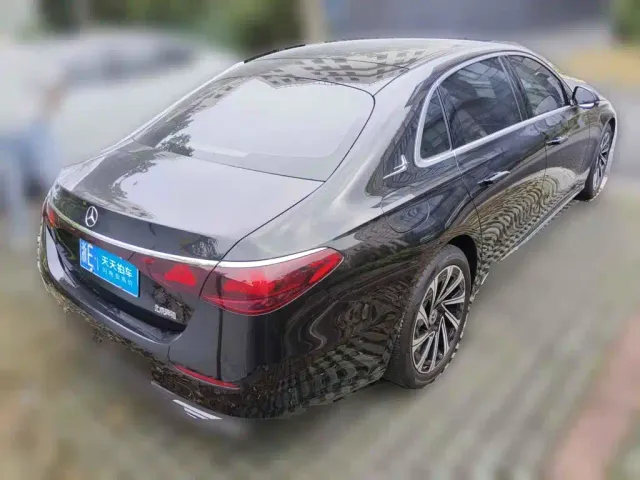 Mercedes-Benz E-Class — Фото автомобиля 2