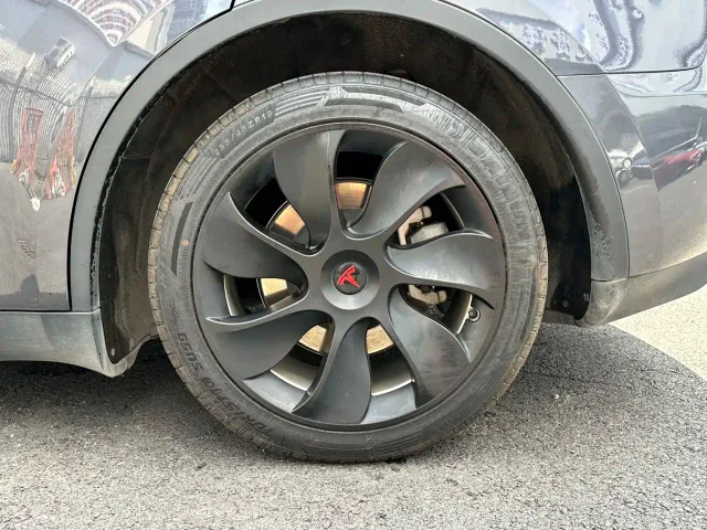 Tesla Model Y — Фото автомобиля 8