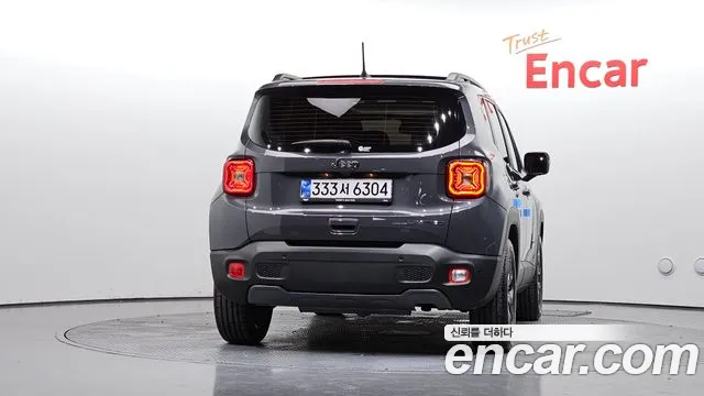 Jeep Renegade — Фото автомобиля 3