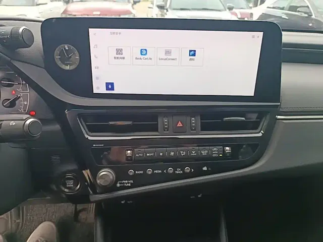 Lexus ES — Фото автомобиля 12