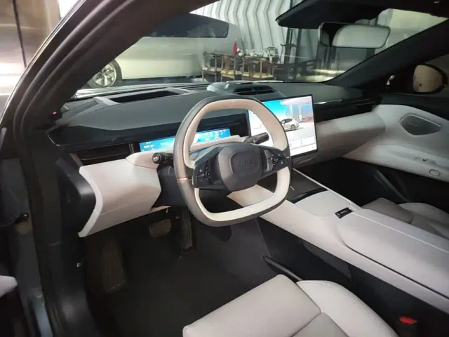 Lynk & Co Z10 — Фото автомобиля 9