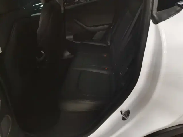 Tesla Model Y — Фото автомобиля 16
