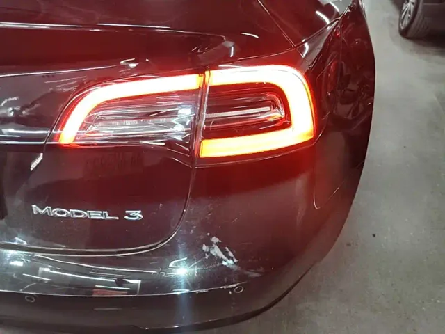 Tesla Model 3 — Фото автомобиля 23