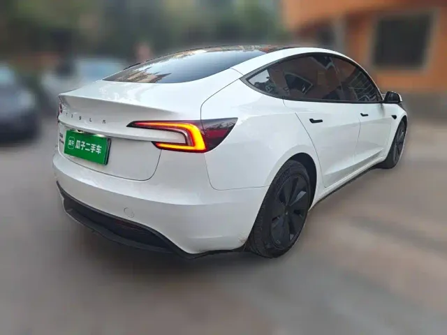 Tesla Model 3 — Фото автомобиля 4