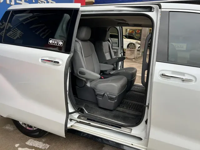 Toyota Sienna — Фото автомобиля 3