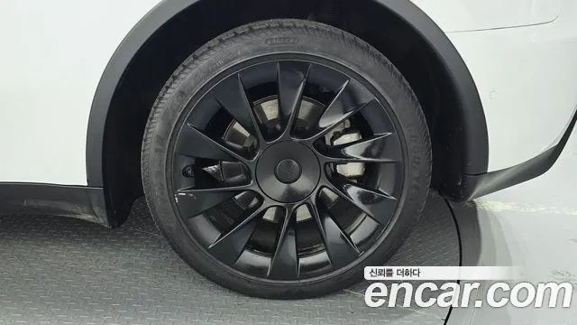 Tesla Model Y — Фото автомобиля 6