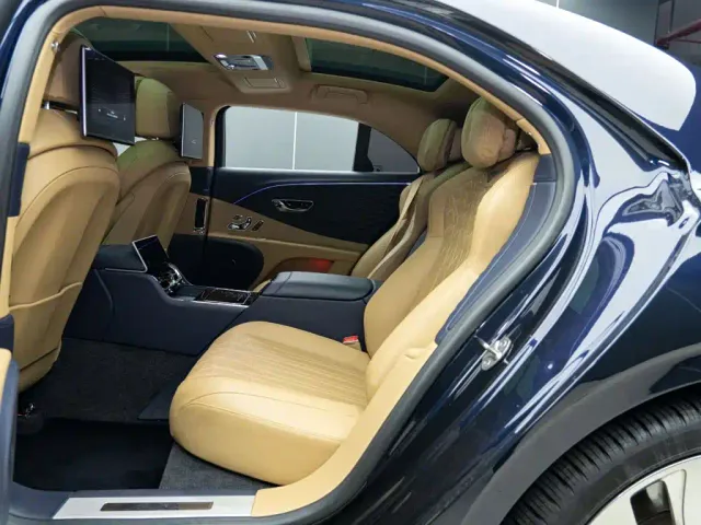 Bentley Flying Spur — Фото автомобиля 11