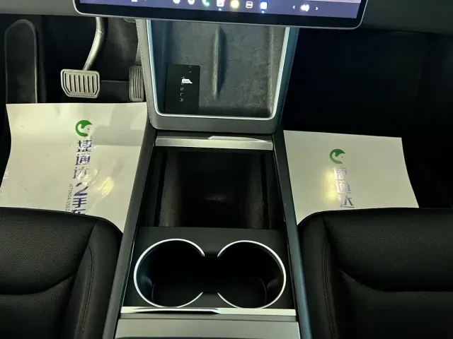 Tesla Model Y — Фото автомобиля 11