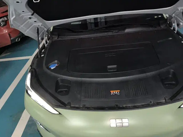 Geely Galaxy E8 — Фото автомобиля 21